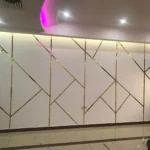 سقف جبس بورد وديكور جداري مع خطوط ذهبية في الكويت