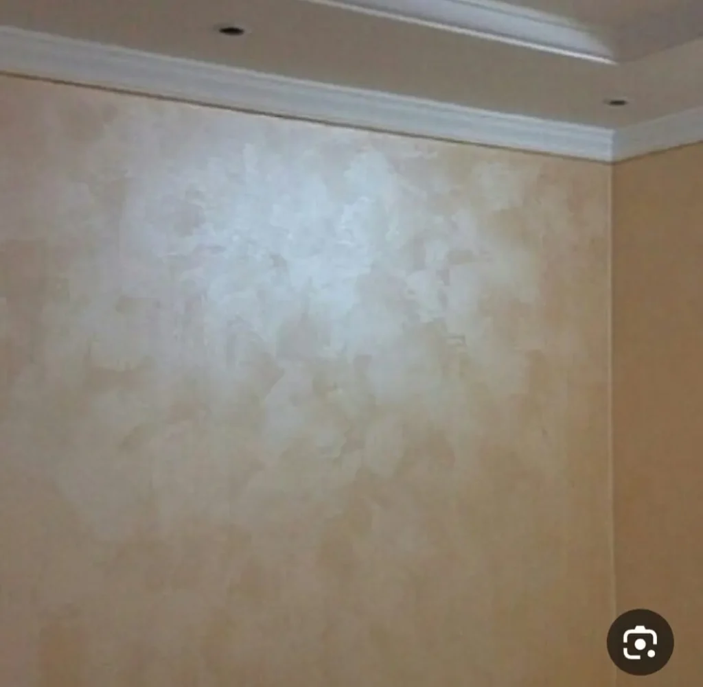 صبغ إيطالي بملمس ناعم على جدار داخلي في الكويت